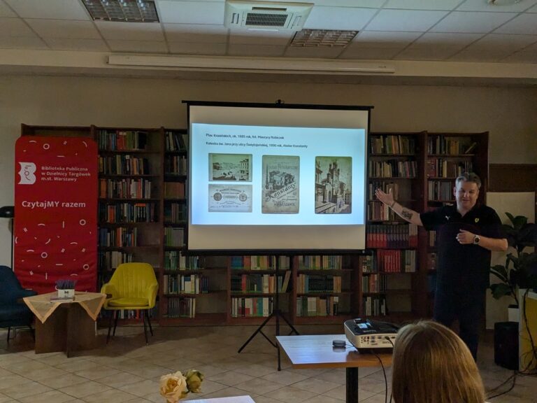 Rafał BIelski opowiada o swojej kolekcji pocztówek i starych zdjęć oraz prezentuje część zbiorów