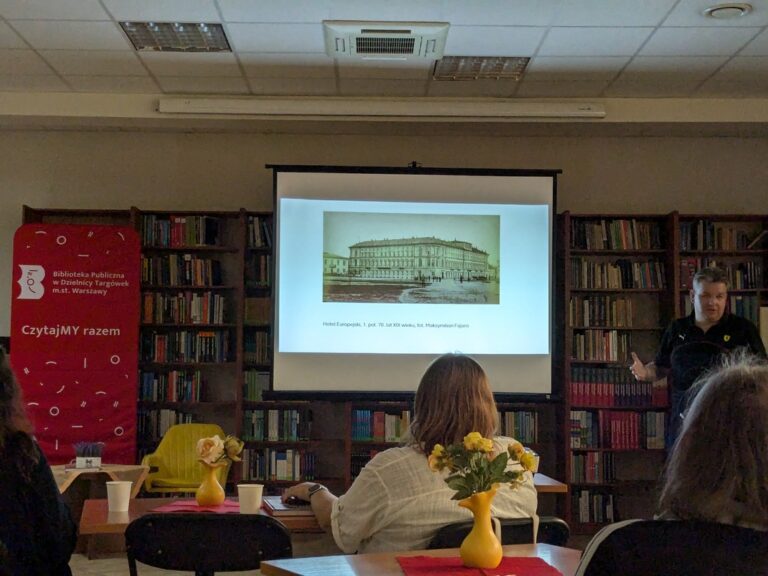 Rafał BIelski opowiada o swojej kolekcji pocztówek i starych zdjęć oraz prezentuje część zbiorów