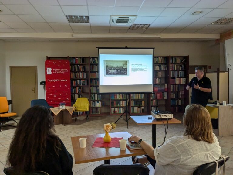 Rafał BIelski opowiada o swojej kolekcji pocztówek i starych zdjęć oraz prezentuje część zbiorów