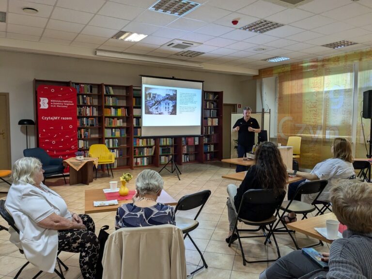 Rafał BIelski opowiada o swojej kolekcji pocztówek i starych zdjęć oraz prezentuje część zbiorów