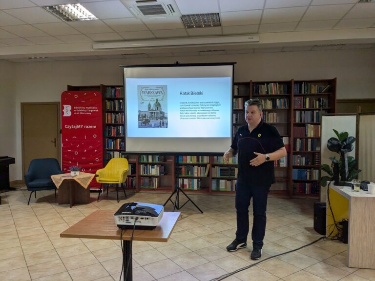 Rafał BIelski opowiada o swojej kolekcji pocztówek i starych zdjęć oraz prezentuje część zbiorów