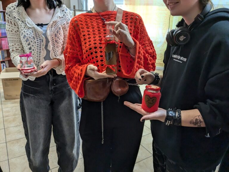 warsztaty literacko-plastyczne w czytelni - ozdabianie słoików i rozmowa o podróżach