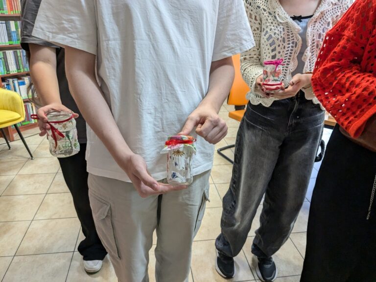 warsztaty literacko-plastyczne w czytelni - ozdabianie słoików i rozmowa o podróżach