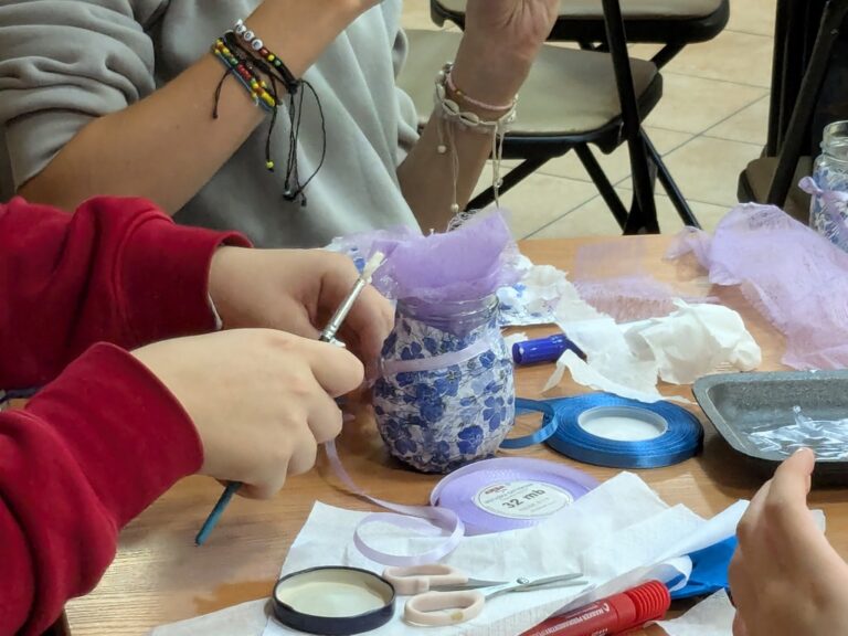 warsztaty literacko-plastyczne w czytelni - ozdabianie słoików i rozmowa o podróżach