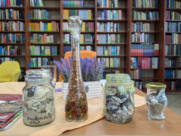 warsztaty literacko-plastyczne w czytelni - ozdabianie słoików i rozmowa o podróżach