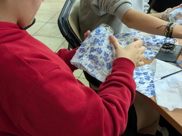 warsztaty literacko-plastyczne w czytelni - ozdabianie słoików i rozmowa o podróżach