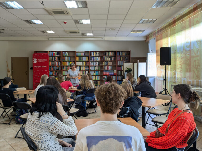 warsztaty literacko-plastyczne w czytelni - ozdabianie słoików i rozmowa o podróżach