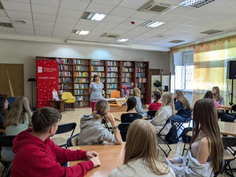 warsztaty literacko-plastyczne w czytelni - ozdabianie słoików i rozmowa o podróżach