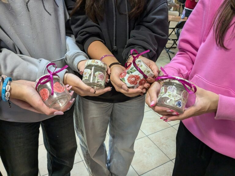 warsztaty literacko-plastyczne w czytelni - ozdabianie słoików i rozmowa o podróżach