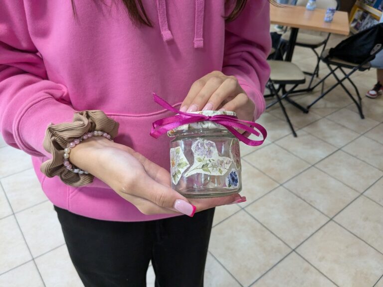 warsztaty literacko-plastyczne w czytelni - ozdabianie słoików i rozmowa o podróżach