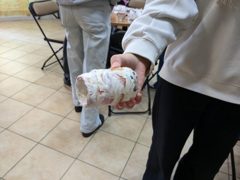 warsztaty literacko-plastyczne w czytelni - ozdabianie słoików i rozmowa o podróżach