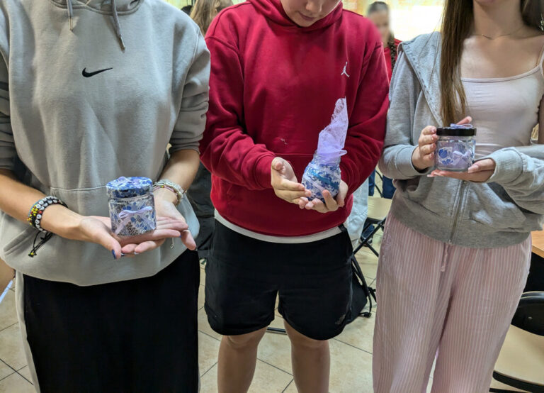 warsztaty literacko-plastyczne w czytelni - ozdabianie słoików i rozmowa o podróżach