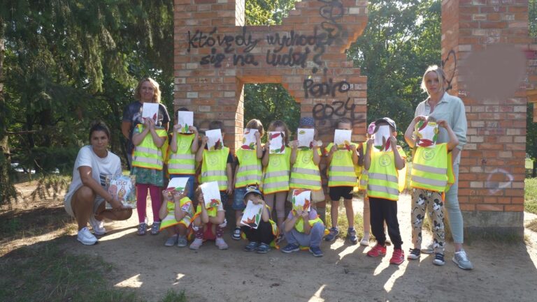 zajęcia biblioteczne dla dzieci; czytanie książki w parku brónowskim