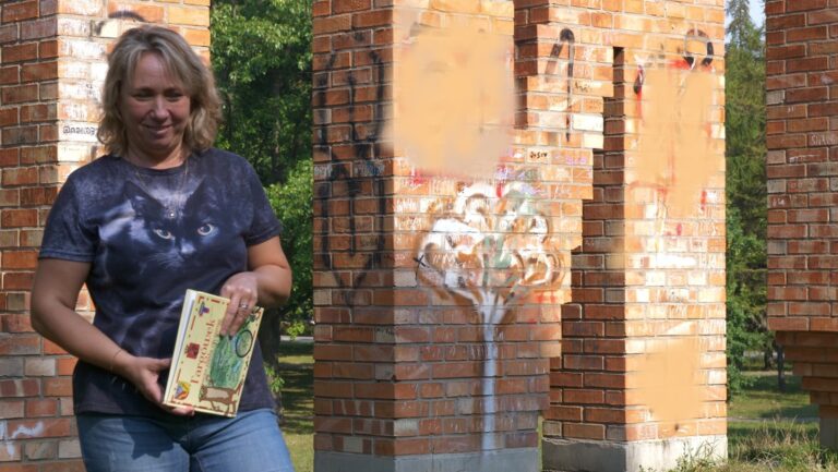 zajęcia biblioteczne dla dzieci; czytanie książki w parku brónowskim