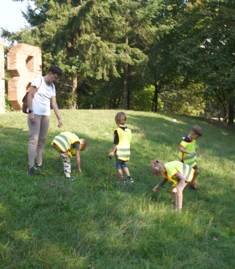 zajęcia biblioteczne dla dzieci; czytanie książki w parku brónowskim