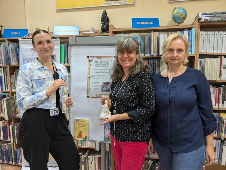 warsztaty literacko-plastyczne - tworzenie lalki ze sznurków, trzymającej książkę, czyli książniczki