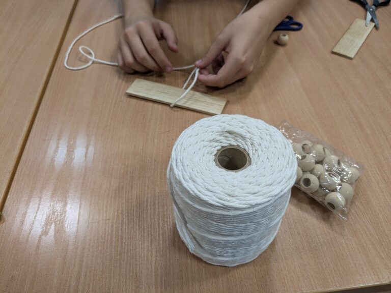 warsztaty literacko-plastyczne - tworzenie lalki ze sznurków, trzymającej książkę, czyli książniczki