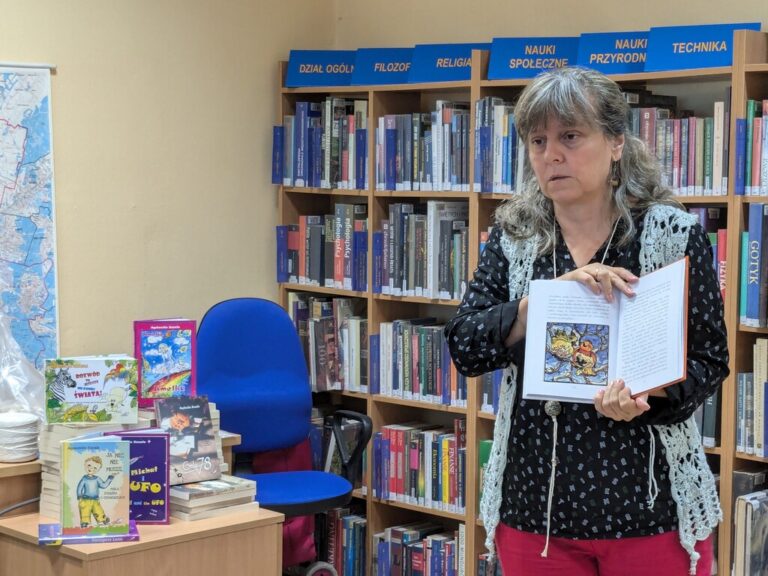 warsztaty literacko-plastyczne - tworzenie lalki ze sznurków, trzymającej książkę, czyli książniczki