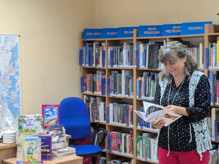 warsztaty literacko-plastyczne - tworzenie lalki ze sznurków, trzymającej książkę, czyli książniczki