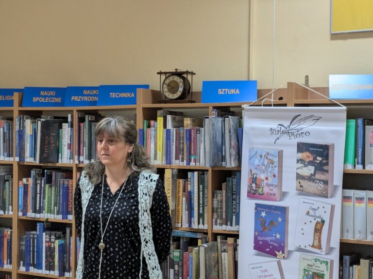 warsztaty literacko-plastyczne - tworzenie lalki ze sznurków, trzymającej książkę, czyli książniczki