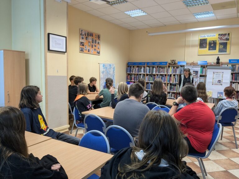 warsztaty literacko-plastyczne - tworzenie lalki ze sznurków, trzymającej książkę, czyli książniczki