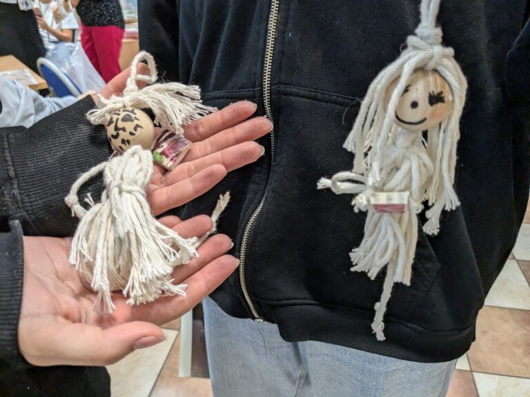 warsztaty literacko-plastyczne - tworzenie lalki ze sznurków, trzymającej książkę, czyli książniczki