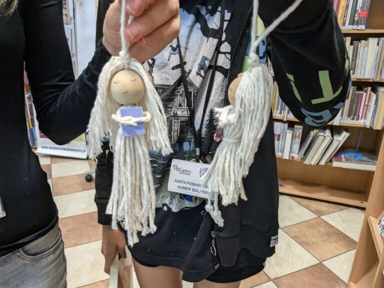 warsztaty literacko-plastyczne - tworzenie lalki ze sznurków, trzymającej książkę, czyli książniczki