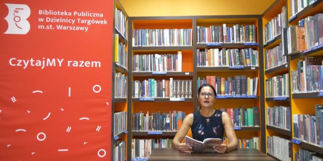 zastępczyni dyrektora biblioteki na Targówku czyta fragment Kordiana Juliusza Słowackiego