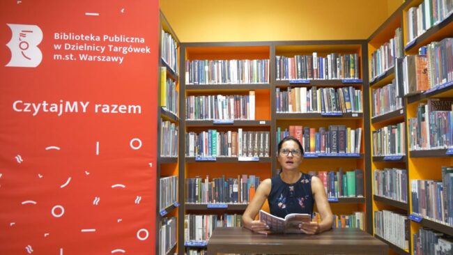 zastępczyni dyrektora biblioteki na Targówku czyta fragment Kordiana Juliusza Słowackiego