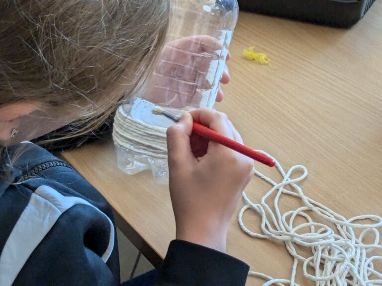 warsztaty literacko-plastyczne - tworzenie recyklingowych doniczek i wazoników