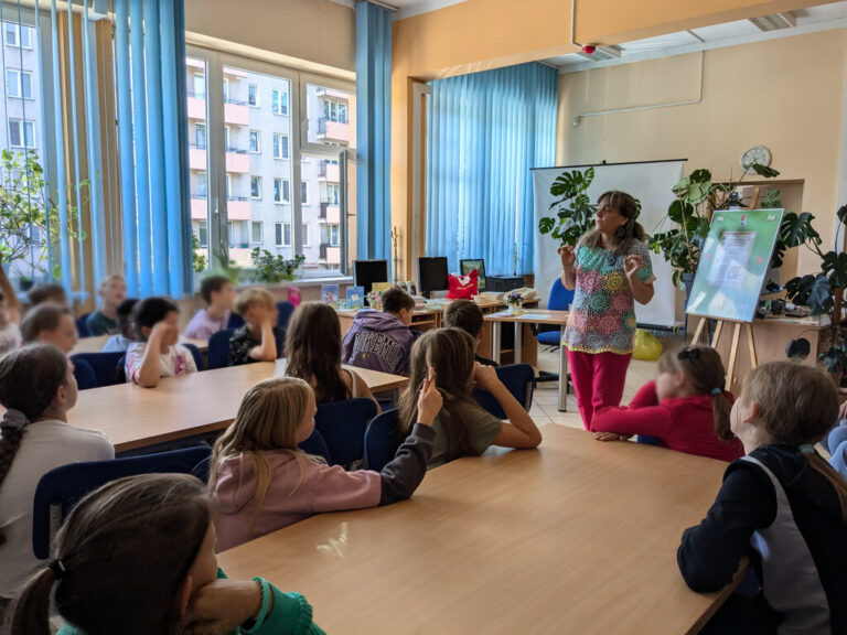 warsztaty literacko-plastyczne - tworzenie recyklingowych doniczek i wazoników