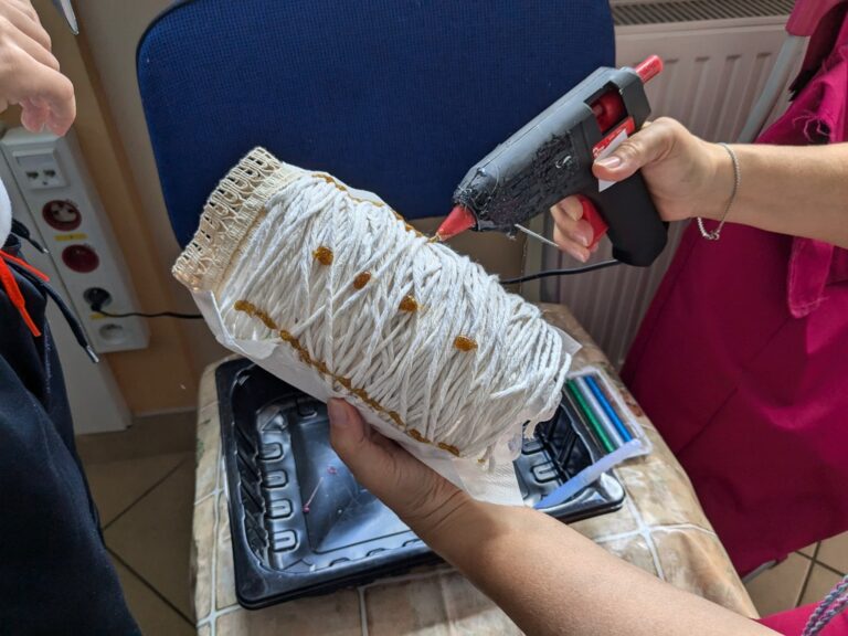 warsztaty literacko-plastyczne - tworzenie recyklingowych doniczek i wazoników