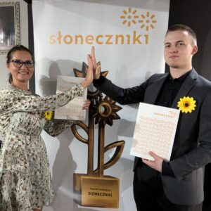 Grażyna Strzelczak-Batkowska i Stanisław Muter pozują z wyróżnieniami