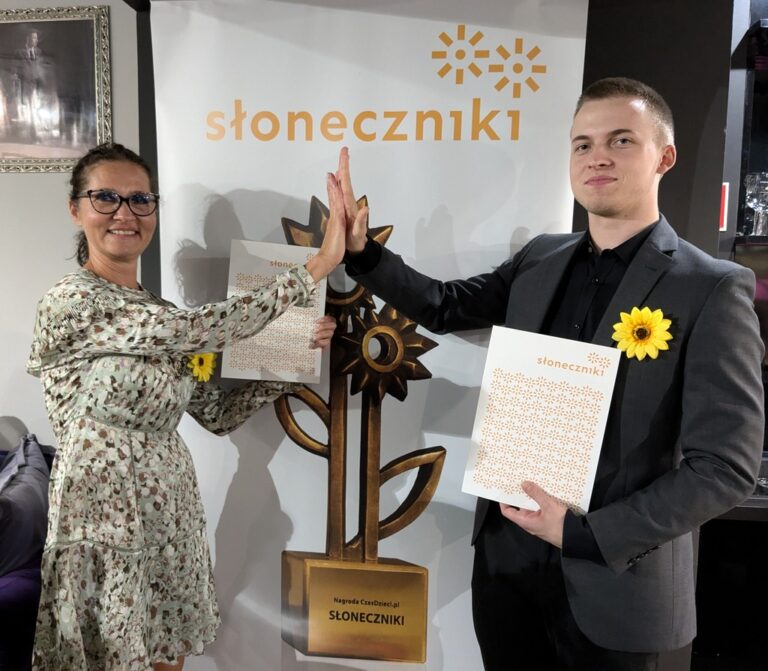 Grażyna Strzelczak-Batkowska i Stanisław Muter pozują z wyróżnieniami