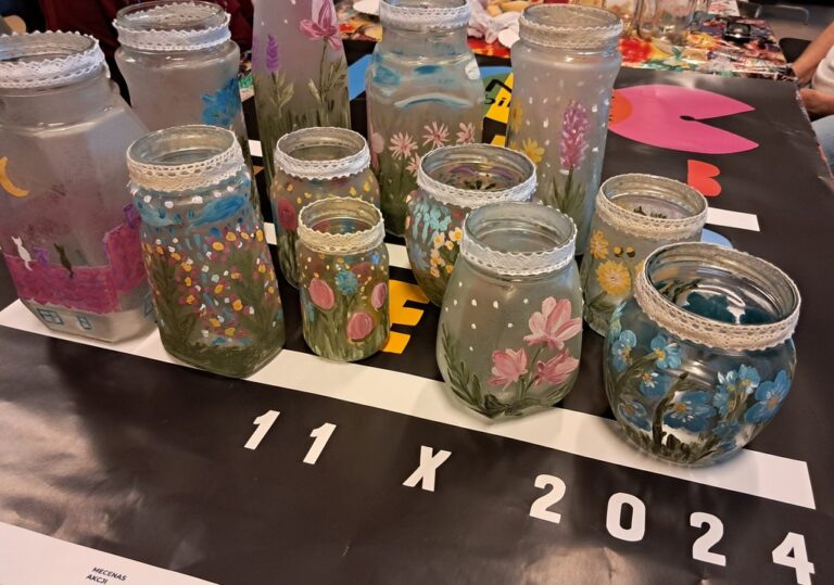 słoiki ozdobione malunkami