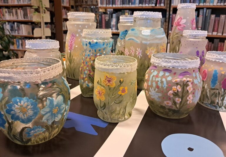 słoiki ozdobione malunkami