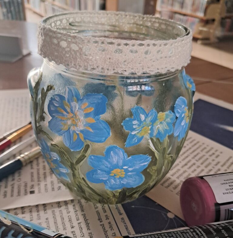 słoik ozdobiony namalowanymi kwiatami