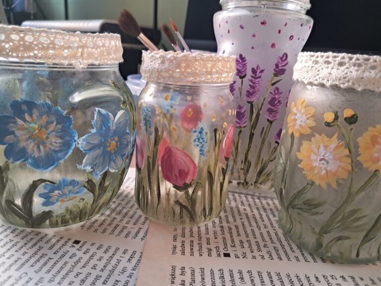 słoik ozdobiony namalowanymi kwiatami