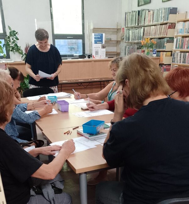 warsztaty aktywny senior w bibliotece; ćwiczenie poprawiające koncentrację i pamięć