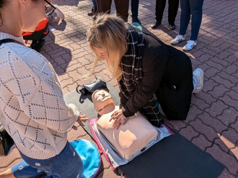 bicie rekordu w udzielaniu pierwszej pomocy - resuscytacja na fantomach przed domem kultury świt