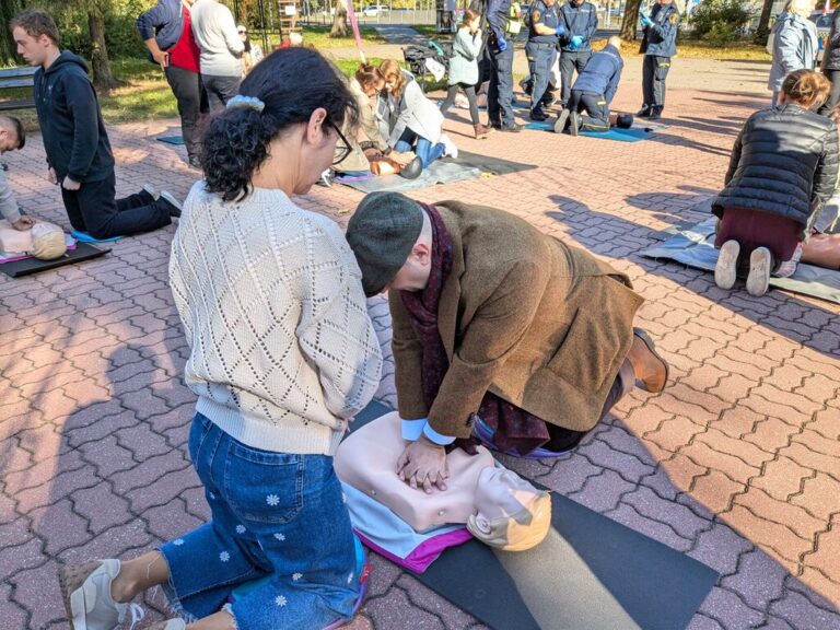 bicie rekordu w udzielaniu pierwszej pomocy - resuscytacja na fantomach przed domem kultury świt