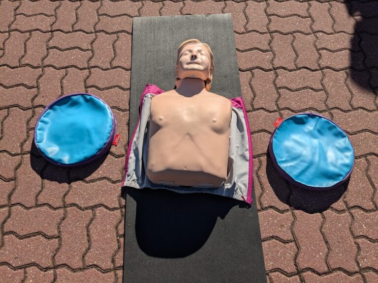 bicie rekordu w udzielaniu pierwszej pomocy - resuscytacja na fantomach przed domem kultury świt