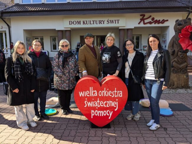 bicie rekordu w udzielaniu pierwszej pomocy - resuscytacja na fantomach przed domem kultury świt