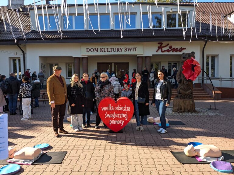 bicie rekordu w udzielaniu pierwszej pomocy - resuscytacja na fantomach przed domem kultury świt