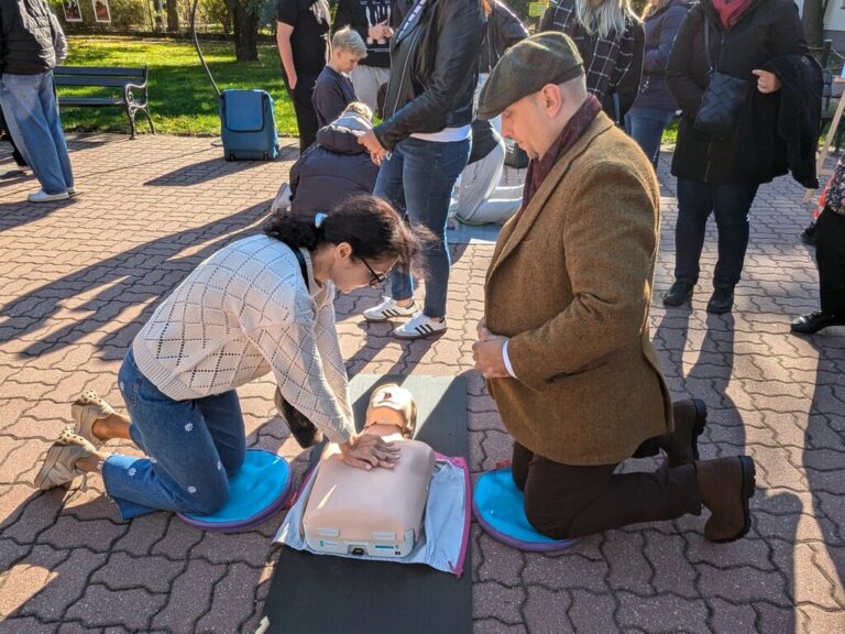 bicie rekordu w udzielaniu pierwszej pomocy - resuscytacja na fantomach przed domem kultury świt