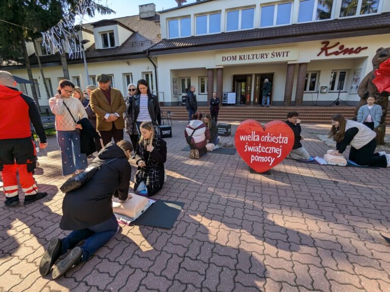 bicie rekordu w udzielaniu pierwszej pomocy - resuscytacja na fantomach przed domem kultury świt