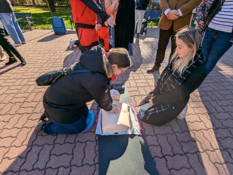 bicie rekordu w udzielaniu pierwszej pomocy - resuscytacja na fantomach przed domem kultury świt
