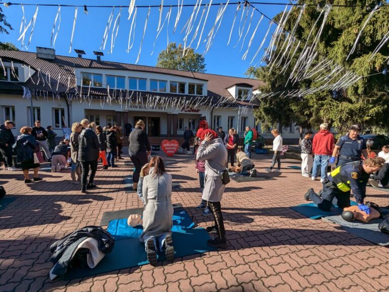 bicie rekordu w udzielaniu pierwszej pomocy - resuscytacja na fantomach przed domem kultury świt