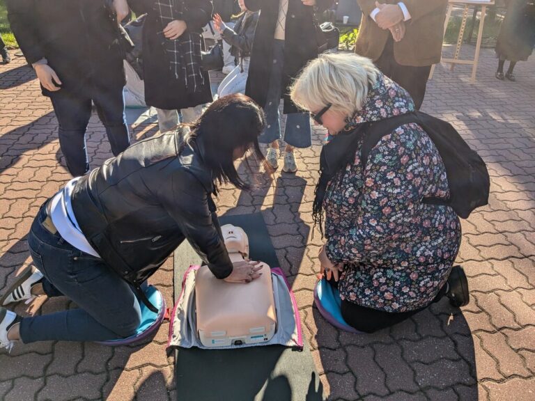 bicie rekordu w udzielaniu pierwszej pomocy - resuscytacja na fantomach przed domem kultury świt