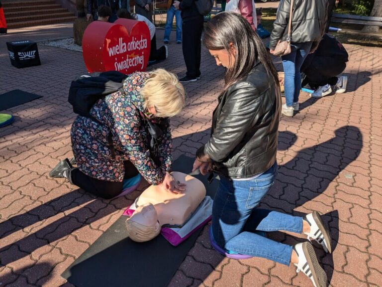 bicie rekordu w udzielaniu pierwszej pomocy - resuscytacja na fantomach przed domem kultury świt